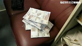 張、林兩女在腰部及腿部綑綁大量現鈔，面額以1百元及5百元為主，遭航警局安檢大隊搜身查獲（翻攝畫面）