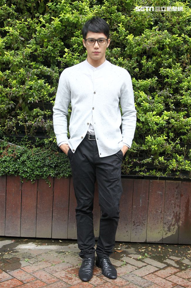 喬殷浩‧喬妹拍攝意外車禍驚險場景。（記者邱榮吉/攝影）