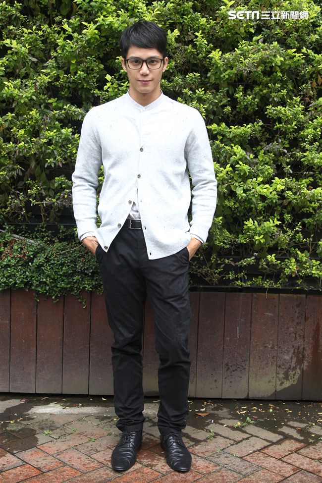 喬殷浩‧喬妹拍攝意外車禍驚險場景。（記者邱榮吉/攝影）