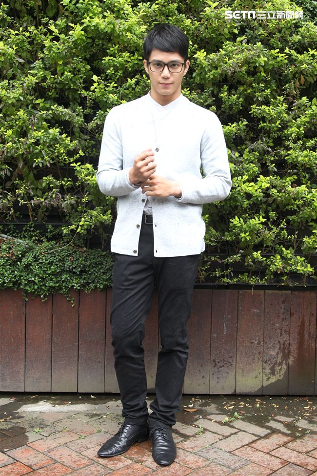 喬殷浩‧喬妹拍攝意外車禍驚險場景。（記者邱榮吉/攝影）