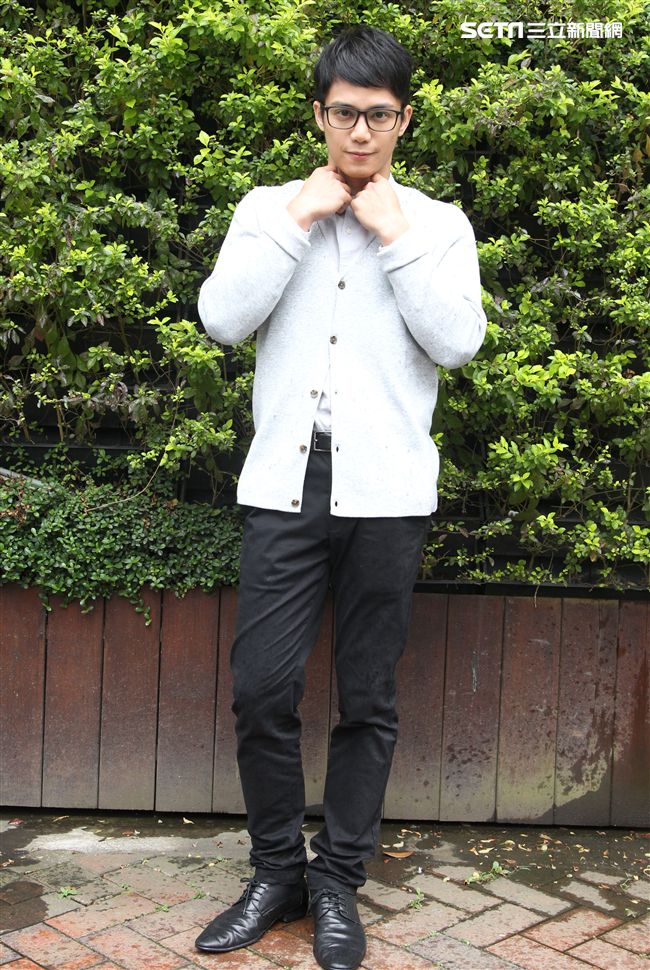 喬殷浩‧喬妹拍攝意外車禍驚險場景。（記者邱榮吉/攝影）