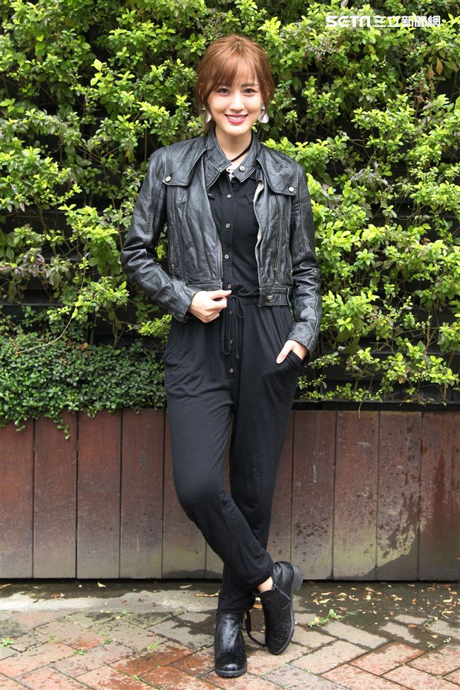 性感女神梁以辰，拍攝意外車禍驚險場景。（記者邱榮吉/攝影）