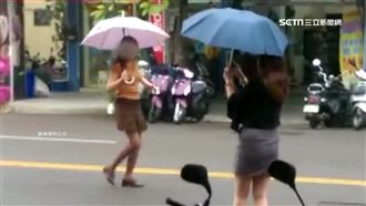 無視萬安演習　2女竟撐傘馬路走台步