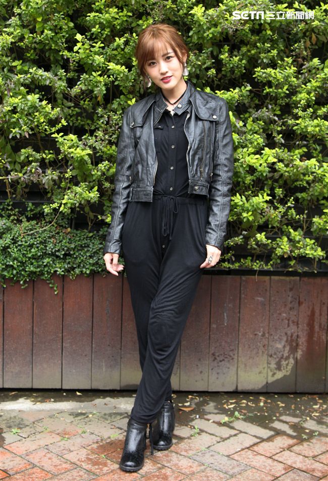 性感女神梁以辰，拍攝意外車禍驚險場景。（記者邱榮吉/攝影）