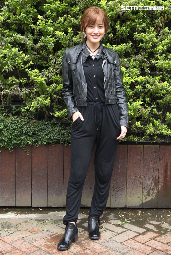 性感女神梁以辰，拍攝意外車禍驚險場景。（記者邱榮吉/攝影）