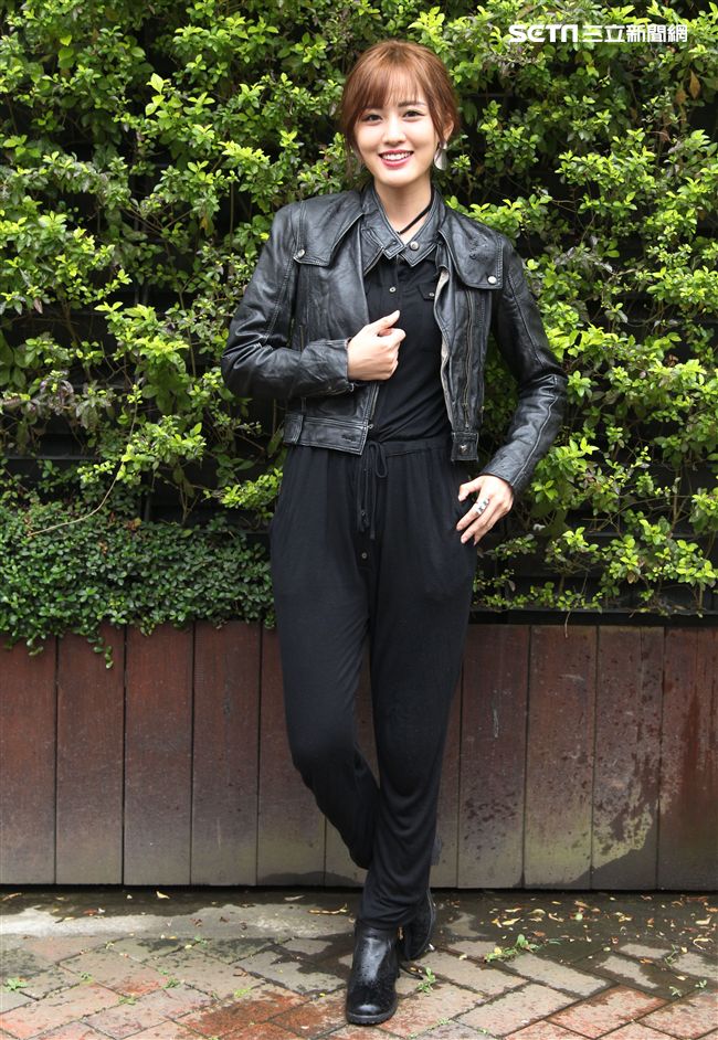 性感女神梁以辰，拍攝意外車禍驚險場景。（記者邱榮吉/攝影）