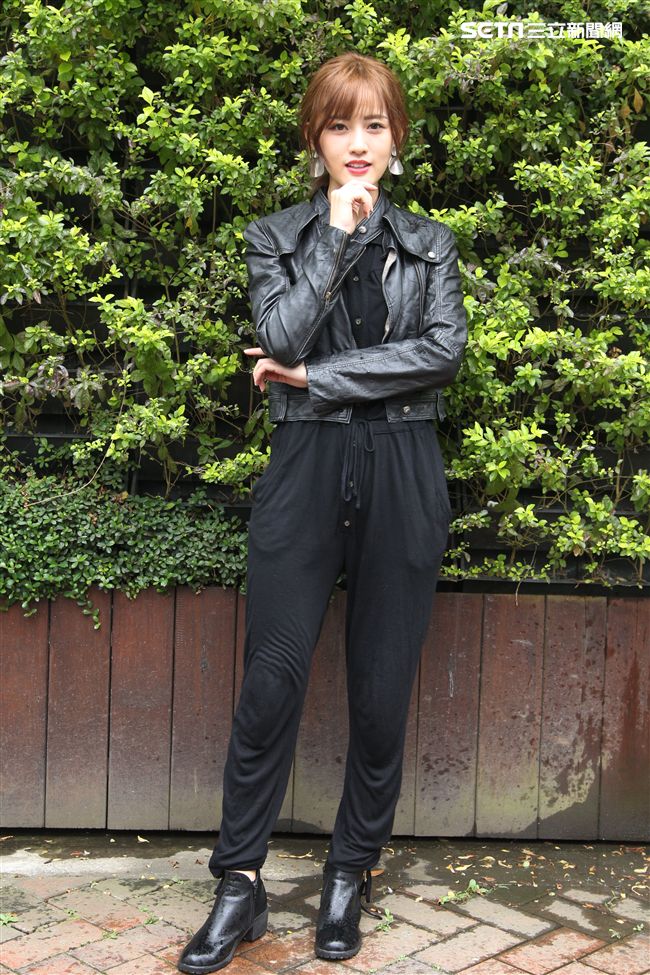 性感女神梁以辰，拍攝意外車禍驚險場景。（記者邱榮吉/攝影）