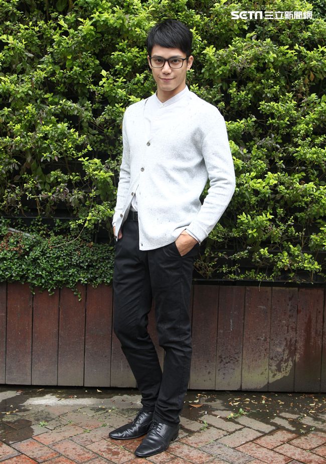 喬殷浩‧喬妹拍攝意外車禍驚險場景。（記者邱榮吉/攝影）