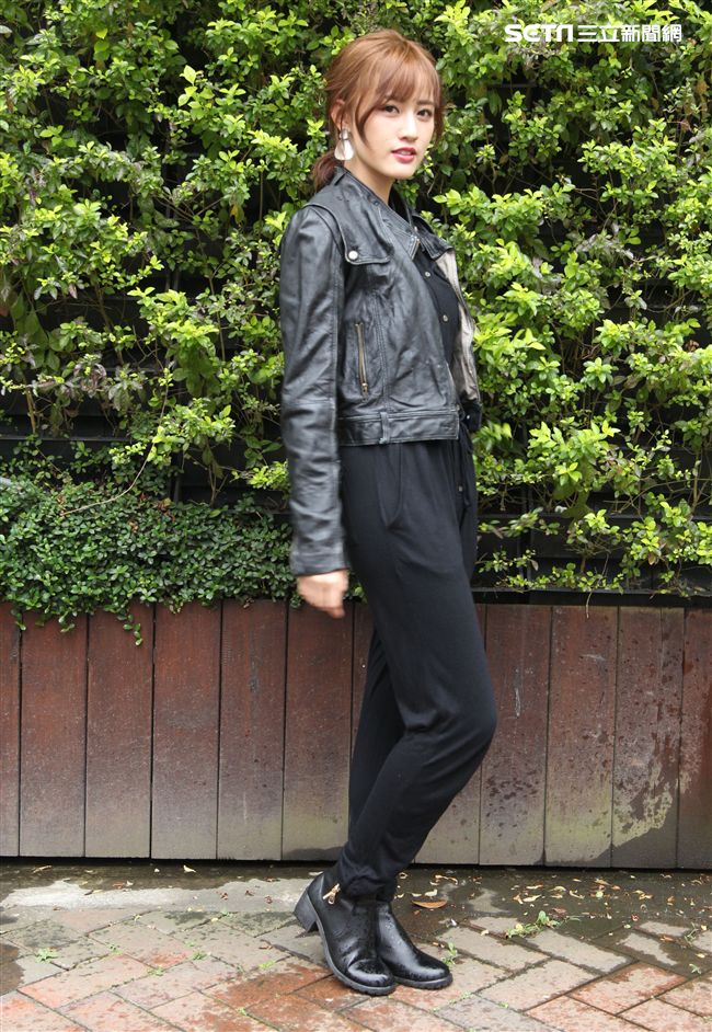 性感女神梁以辰，拍攝意外車禍驚險場景。（記者邱榮吉/攝影）