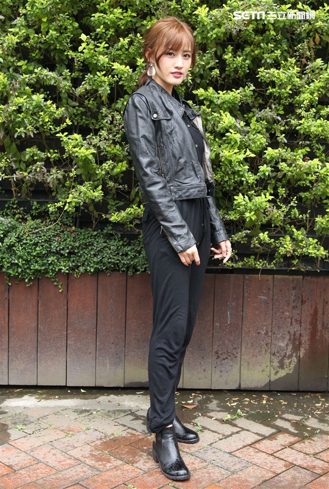 性感女神梁以辰，拍攝意外車禍驚險場景。（記者邱榮吉/攝影）