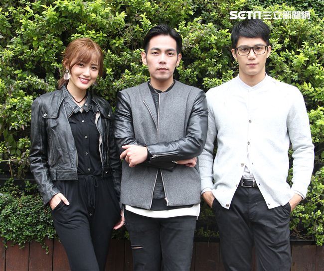 喬殷浩‧喬妹與性感女神梁以辰，拍攝意外車禍驚險場景。（記者邱榮吉/攝影）