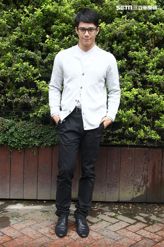 喬殷浩‧喬妹拍攝意外車禍驚險場景。（記者邱榮吉/攝影）