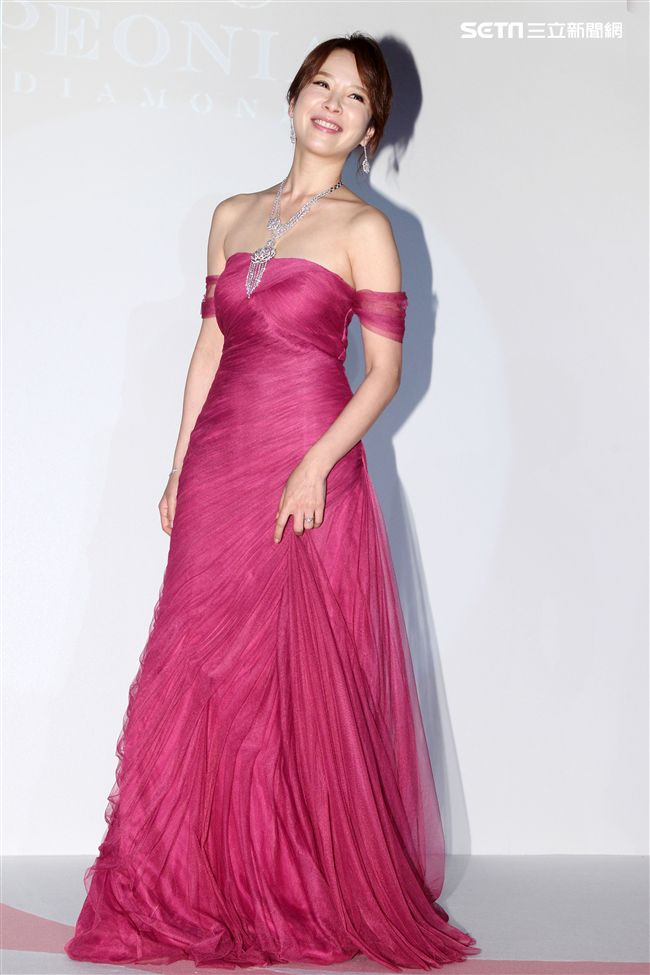 天心婚後幸福美滿代言鑽石。（記者邱榮吉/攝影）