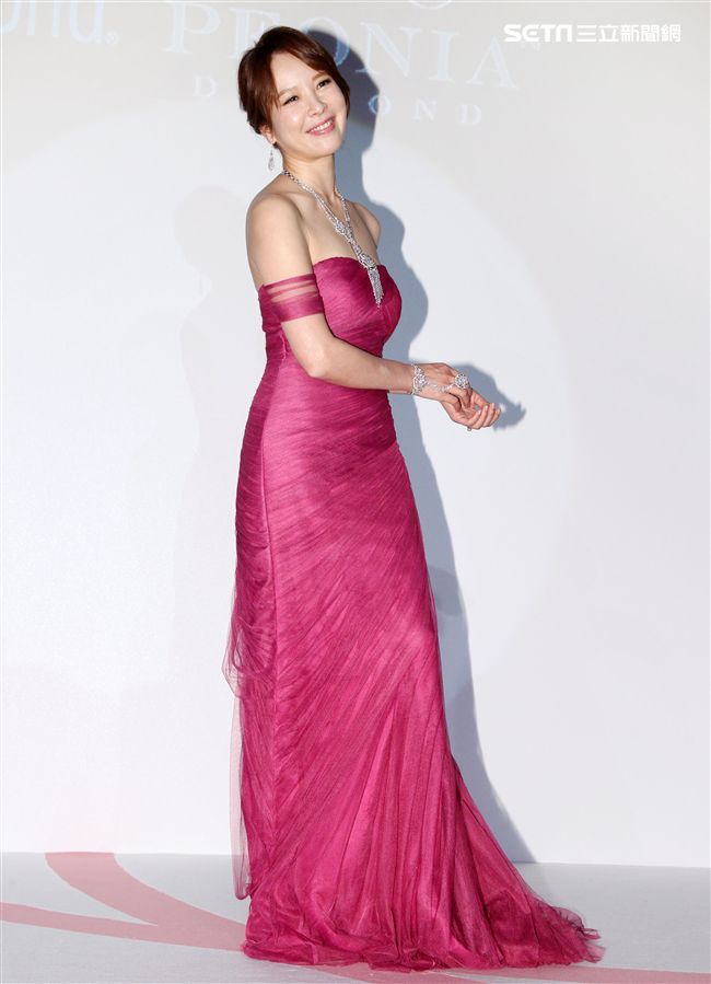 天心婚後幸福美滿代言鑽石。（記者邱榮吉/攝影）