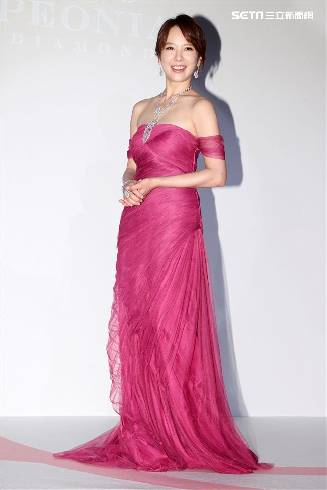 天心婚後幸福美滿代言鑽石。（記者邱榮吉/攝影）