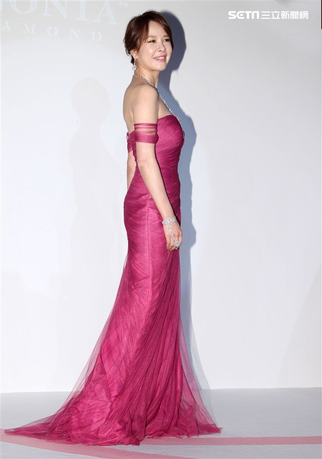 天心婚後幸福美滿代言鑽石。（記者邱榮吉/攝影）