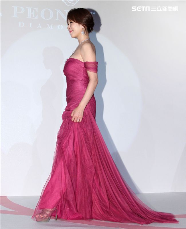 天心婚後幸福美滿代言鑽石。（記者邱榮吉/攝影）