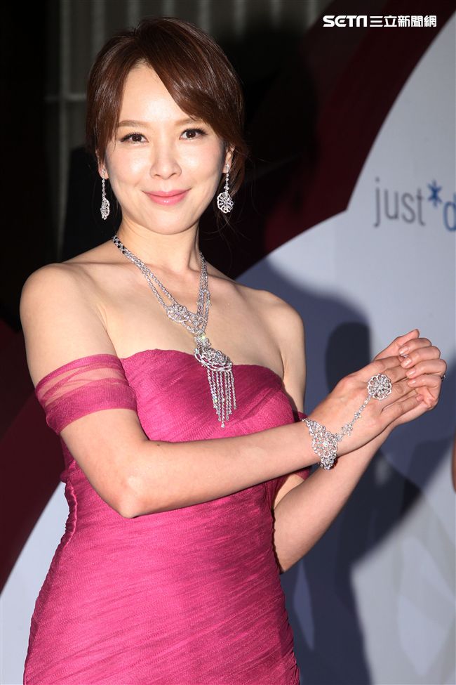 天心婚後幸福美滿代言鑽石。（記者邱榮吉/攝影）