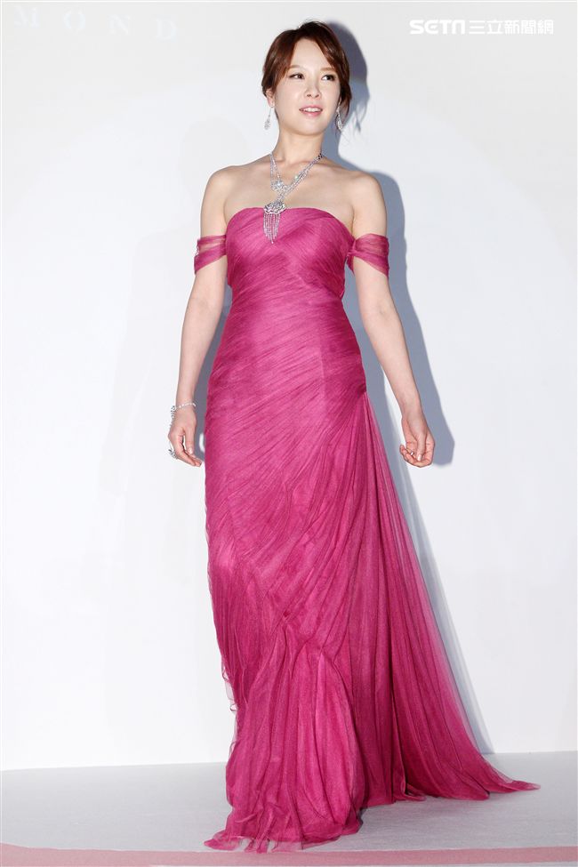 天心婚後幸福美滿代言鑽石。（記者邱榮吉/攝影）