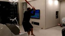 ▲張泰山在家盯著美國職棒直播自主揮棒。（圖／翻攝自吳靜宜臉書）