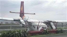 德安航空降落蘭嶼失控衝出跑道撞上護欄（圖／翻攝畫面）