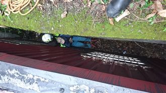 老婦卡兩屋縫隙　消防員吊掛即刻救援