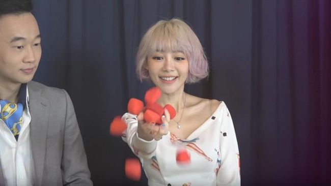 林明禎玩魔術　手掌冒無數愛心超神奇