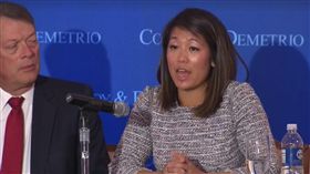 針對聯航暴力事件受害陶大為醫生女兒（Crystal Dao），與代表律師陪同召開記者會。（圖／翻攝自CNN粉絲團）