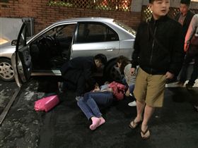 藍員與熱心民眾合力抬車，把握救援黃金時間。（圖／警方提供）