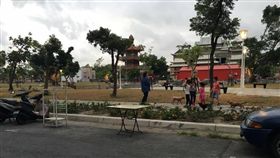 網友爆料有鄉親將傢俱擺在停車位佔位。(圖／翻攝爆料公社）