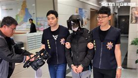 汪男想買車遭母拒絕，竟縱火燒客廳，還買刀想殺報案的表哥，並在持鋁棒砸毀父親機車時遭逮（翻攝畫面）