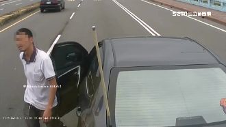 惡駕駛超車硬切被叭　急煞擋路中嗆聲