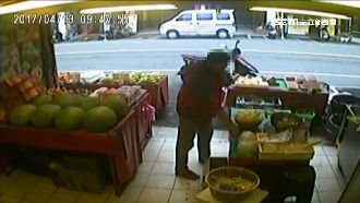 男失業情緒失控　偷水果刀沿路揮嚇人