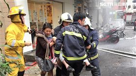 台北市和平東路1棟公寓大樓，頂樓加蓋竄出火舌，警消歷經半小時後撲滅火勢，所幸並無任何人員傷亡（翻攝畫面）