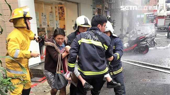 公寓頂樓加蓋竄火　警消扛出多名住戶