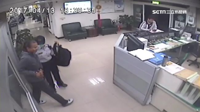 天兵女警桃機自首「我的包包裡有槍」