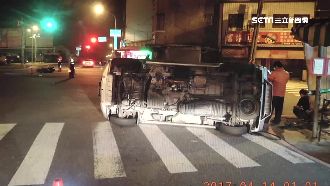 騎士闖紅燈被撞　廂型車側翻打滑轉圈