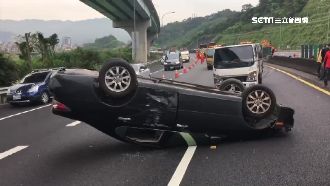 國1小客車爆胎翻覆　駕駛受傷送醫