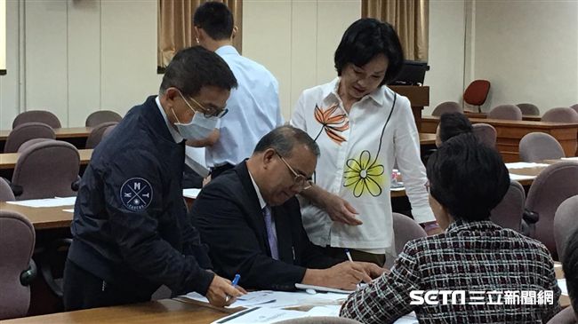 與柱認知不同　藍黨團提年改版本　