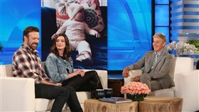 安海瑟薇（Anne Hathaway）與傑森蘇戴西斯（Jason Sudeikis）上《艾倫秀》　圖／翻攝自網路