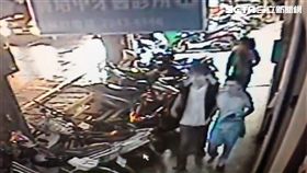 中和區1名男子疑因債務糾紛與2名男子在景新街KTV前相約談判，他卻遭兩人痛毆並強押上車，警方趕抵現場時已無人在場（翻攝畫面）