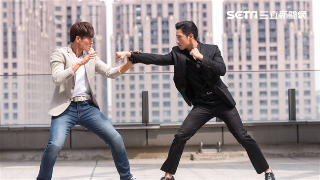 楊一展使出剪刀腳　周孝安變浩克反擊