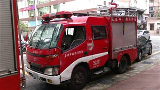 疑過彎未減速　北市消防局水箱車自翻