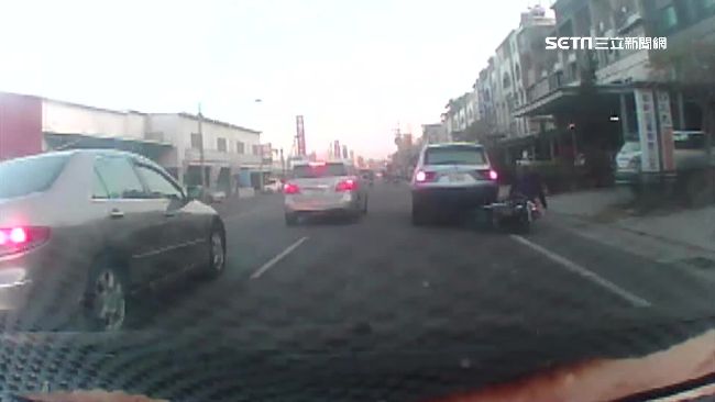 突切換車道害騎士摔　熱心民眾追車