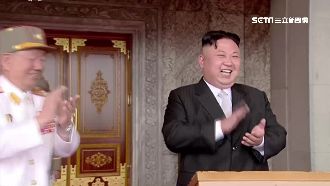 女兵膝上短裙超吸睛　金正恩笑呵呵