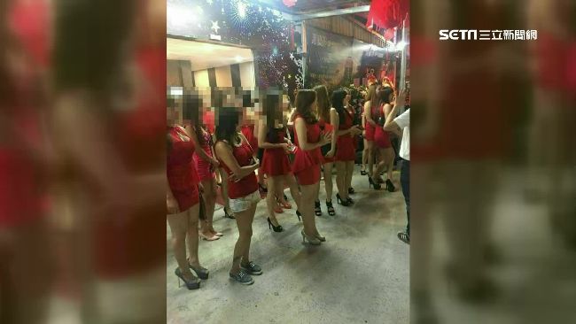 「超辣」小吃部開幕　30辣妹排排站