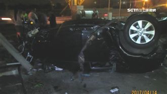 轎車撞民宅扭曲變形　駕駛逃出僅輕傷