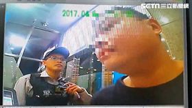 涉嫌虐待地下錢莊股東致死的黃冠銘，棄保逃亡五年後搭車南下時，遭保大警員盤查後逮捕歸案（翻攝畫面）