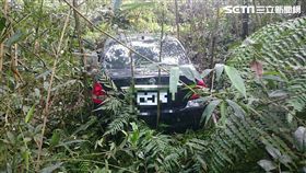 黃男開車載女性友人至坪林虎寮潭出遊，卻倒車不慎墜落山谷底，警方獲報後將兩人救出送醫（翻攝畫面）