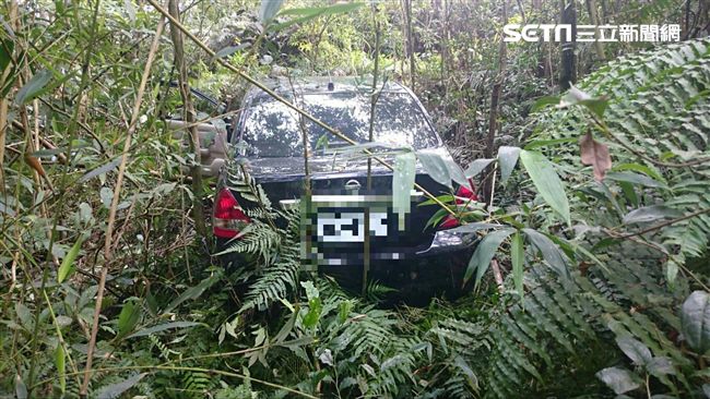 路況不熟誤駛小路　倒車墜谷2人受困